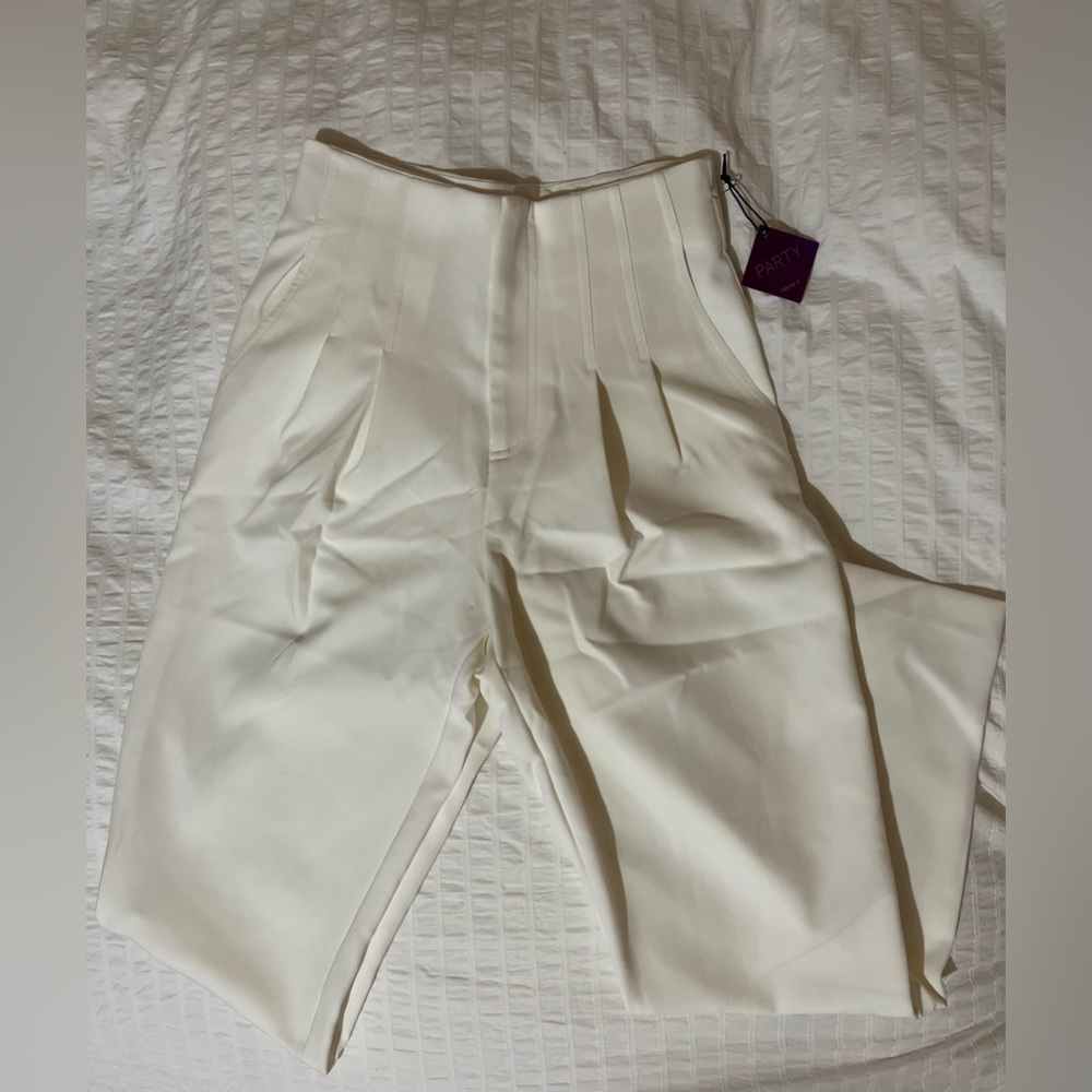 FOREVER 21
white high waisted pants